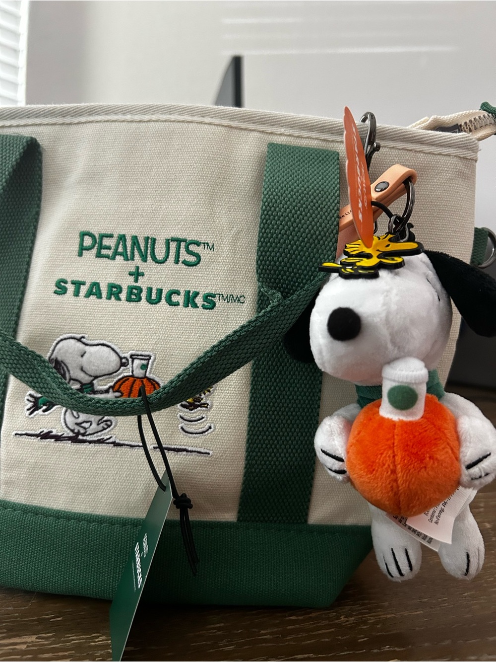 Starbucks x Peanuts Collection, Tote, snoopy plush keychain, pin set - Picture 7 of 8